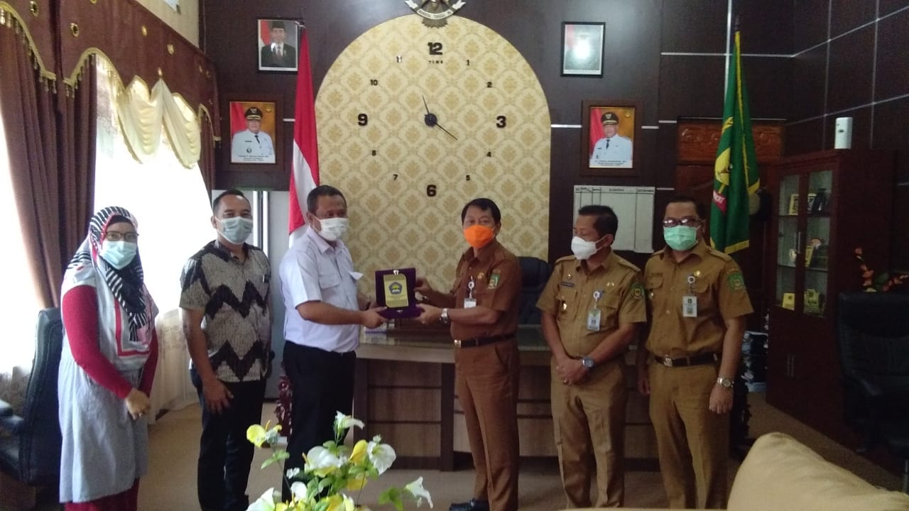 Foto bersama antara Politeknik Negeri Medan dengan Pemerintah Kabupaten Langkat